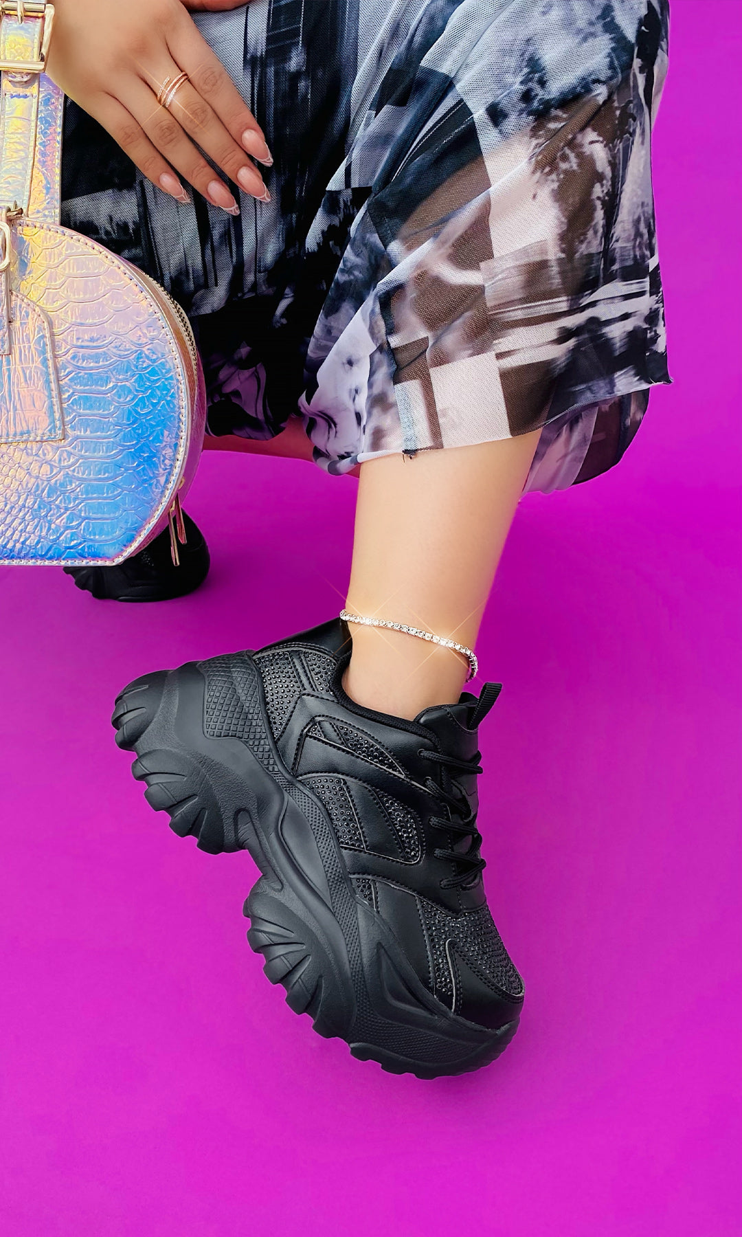 HAYLE LOOK CASUAL-CHIC PARA USAR EN SALIDAS CON AMIGAS COMBINANDO VESTIDO LARGO DE MESH Y TENIS NEGROS CON BOLSO DE MANO