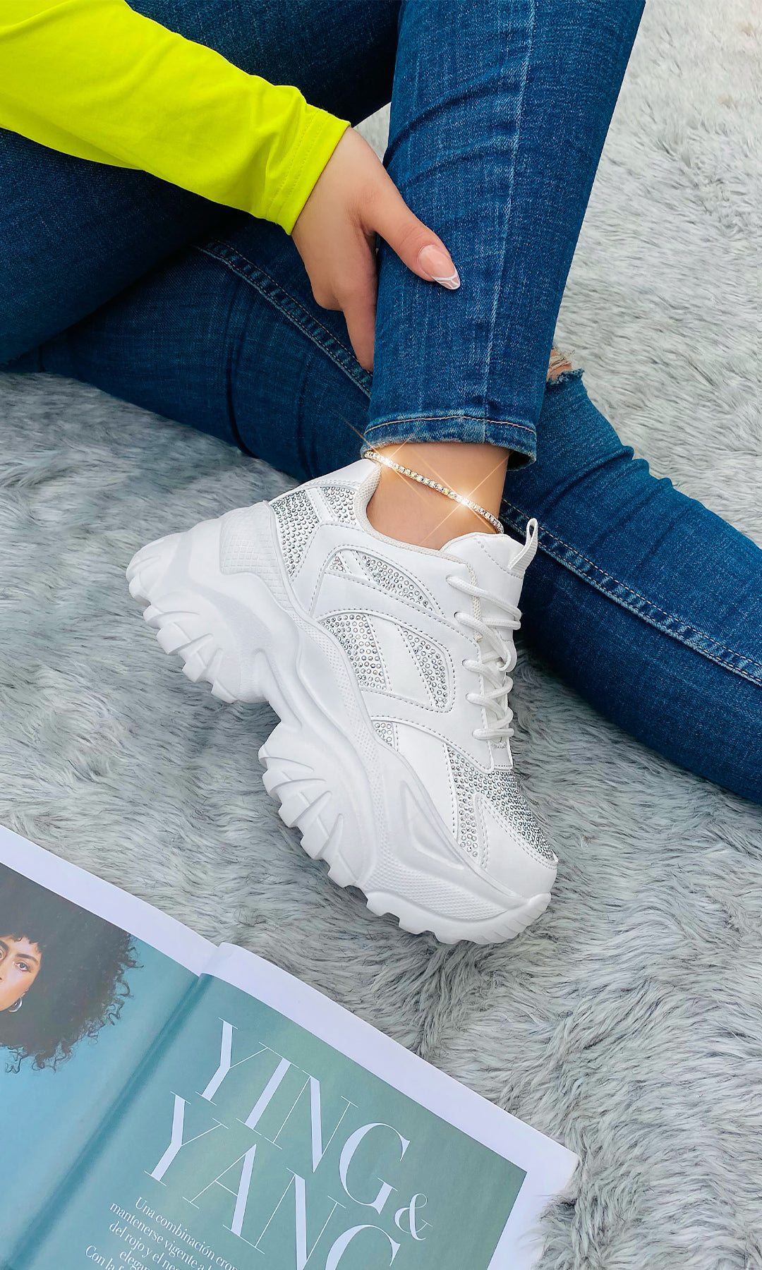 HAYLE OUTFIT PARA USAR EN CITAS AL AIRE LIBRE COMBINANDO TENIS BLANCOS DE PLATAFORMA A JUEGO DE SKINNY JEANS Y BLUSA NEON