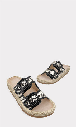 HIBISCUS CHANCLAS NEGRAS DE PUNTA ABIERTA CON DISEÑO SLIP ON Y DETALLES DE YUTE EN SUELA PLANA DE 3 CM PARA USAR EN LA PLAYA CON DOS HEBILLAS AL FRENTE