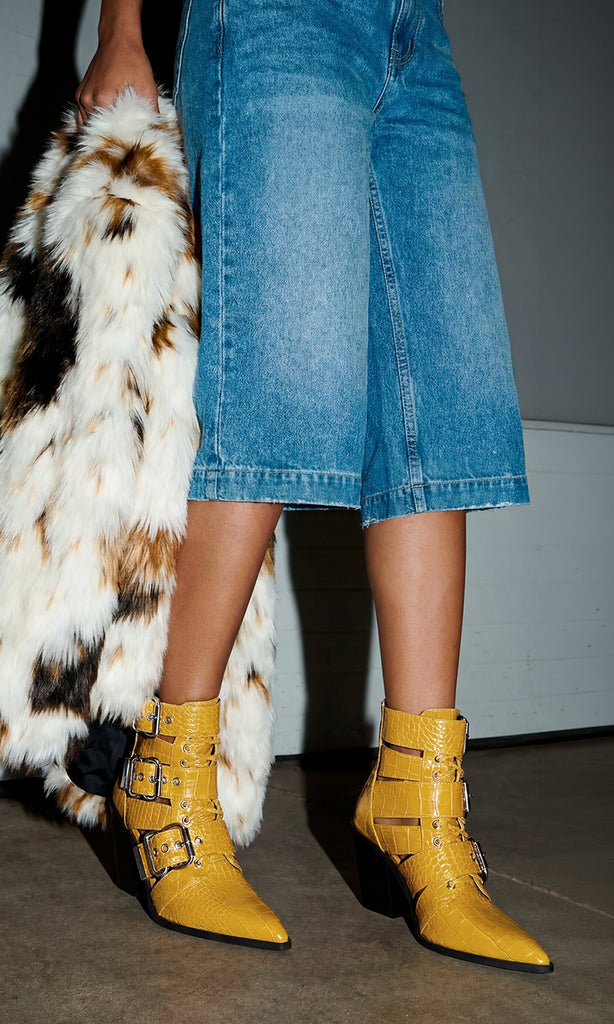  HOLSTER CÓMO COMBINAR BOTINES AMARILLOS DE TACON CUADRADO CON PANTALON DE MEZCLILLA CAPRI Y ABRIGO FAUX FUR