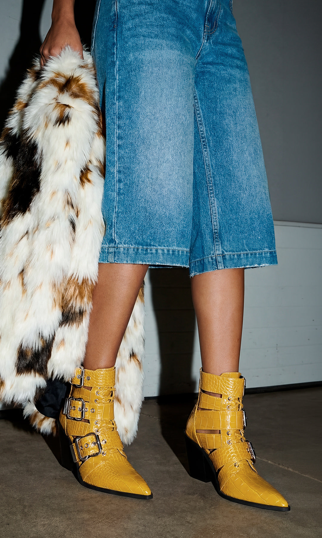  HOLSTER CÓMO COMBINAR BOTINES AMARILLOS DE TACON CUADRADO CON PANTALON DE MEZCLILLA CAPRI Y ABRIGO FAUX FUR