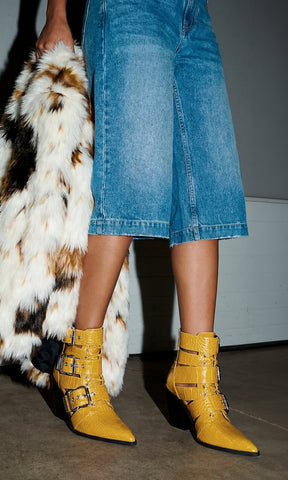  HOLSTER CÓMO COMBINAR BOTINES AMARILLOS DE TACON CUADRADO CON PANTALON DE MEZCLILLA CAPRI Y ABRIGO FAUX FUR
