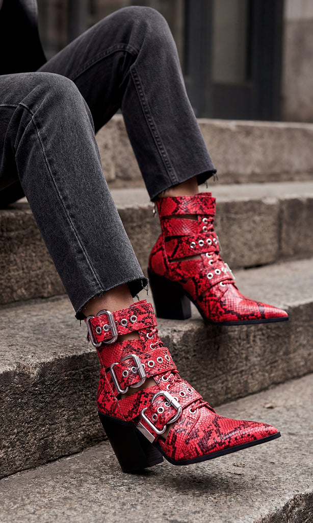 HOLSTER LOOK CASUAL-CHIC LUCIENDO BOTINES ROJOS SNAKE CON SKINNY JEANS NEGRO Y CHAMARRA BIKER PARA VERSE EN TENDENCIA