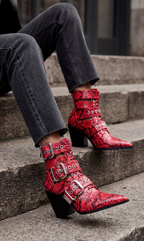 HOLSTER LOOK CASUAL-CHIC LUCIENDO BOTINES ROJOS SNAKE CON SKINNY JEANS NEGRO Y CHAMARRA BIKER PARA VERSE EN TENDENCIA