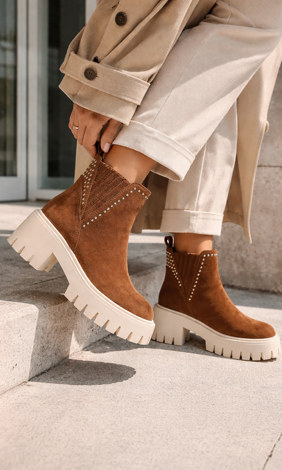 HONEY MODELO LUCE BOTINES CAMEL DE GAMUZA CON PANTALON COLOR BLANCO MARFIL Y CHAMARRA BIKER DE GAMUZA PARA VERSE SOFISTICADA