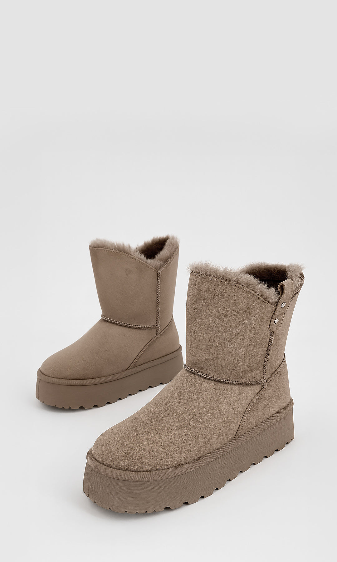 ICEBERG BOTA CORTA COLOR TAUPE CON PELUCHE ACABADO GAMUZA SUELA CHUNKY DE 4.5 CM PROPUESTA LIGERA PARA MUJER Y USO EN CLIMA FRÍO