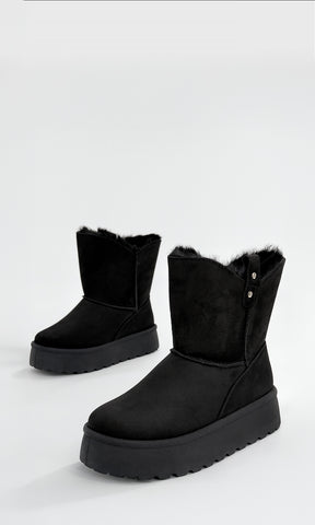 ICEBERG BOTA NEGRA DE INVIERNO CON ACABADO DE GAMUZA FORRO DE PELUCHE CON PLATAFORMA 4.5 CM DISEÑO CORTO PARA MUJER Y ESTILO CÁLIDO