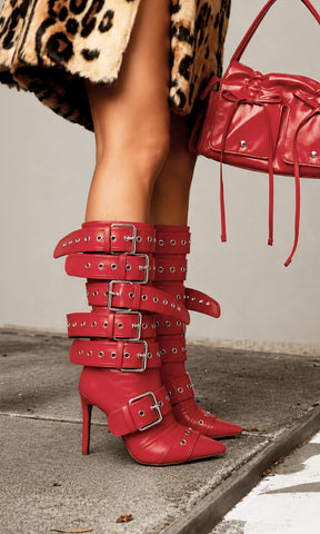 IMPOSE FASHION LOOK COMBINANDO ABRIGO OVERSIZED ESTAMPADO DE LEOPARDO CON BOTAS TACON DE AGUJA ROJAS CON MULTIPLES HEBILLAS Y BOLSO 