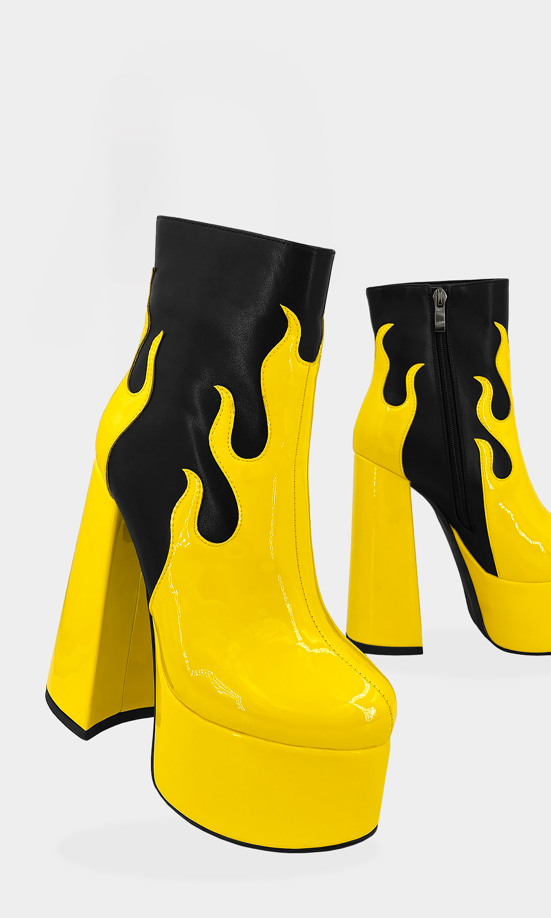 INFERNO BOTAS DE PLATAFORMA GRUESA CONFECCIONADOS EN CHAROL AMARILLO CON DETALLE DE FLAMAS NEGRAS Y TACON CUADRADO DE 14.5 CM