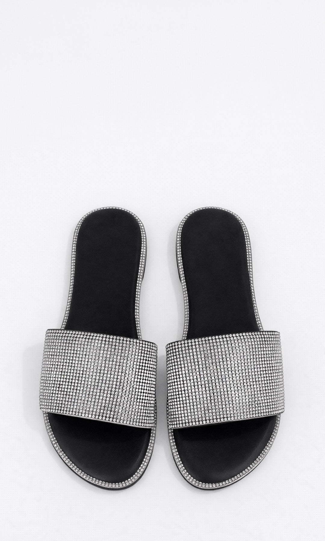 INGRID CHANCLAS NEGRAS CON BRILLOS PLATEADOS EN STRAP ANCHO CONFECCIONADAS EN VINIPIEL PUNTA ALMENDRADA DE TACON BAJITO 1 CM PARA DAMA 