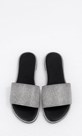 INGRID CHANCLAS NEGRAS CON BRILLOS PLATEADOS EN STRAP ANCHO CONFECCIONADAS EN VINIPIEL PUNTA ALMENDRADA DE TACON BAJITO 1 CM PARA DAMA 