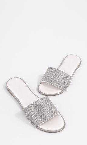 INGRID CHANCLAS EN TENDENCIA PARA EL VERANO CON STRAPS ANCHO SOBRE LOS DEDOS Y SUEÑO DE METER CON PUNTA ALMENDRADA