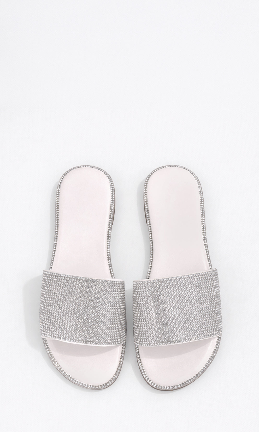 INGRID SANDALIAS BLANCAS CONFECCIONADS EN VINIPIEL CON BRILLOS EN LA ORILLA DE PUNTA ALMENDRADA Y TACON BAJO DE 1 CM PARA USAR CON VESTIDOS DRAPEADOS