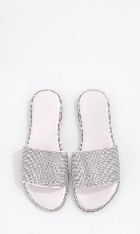 INGRID SANDALIAS BLANCAS CONFECCIONADS EN VINIPIEL CON BRILLOS EN LA ORILLA DE PUNTA ALMENDRADA Y TACON BAJO DE 1 CM PARA USAR CON VESTIDOS DRAPEADOS