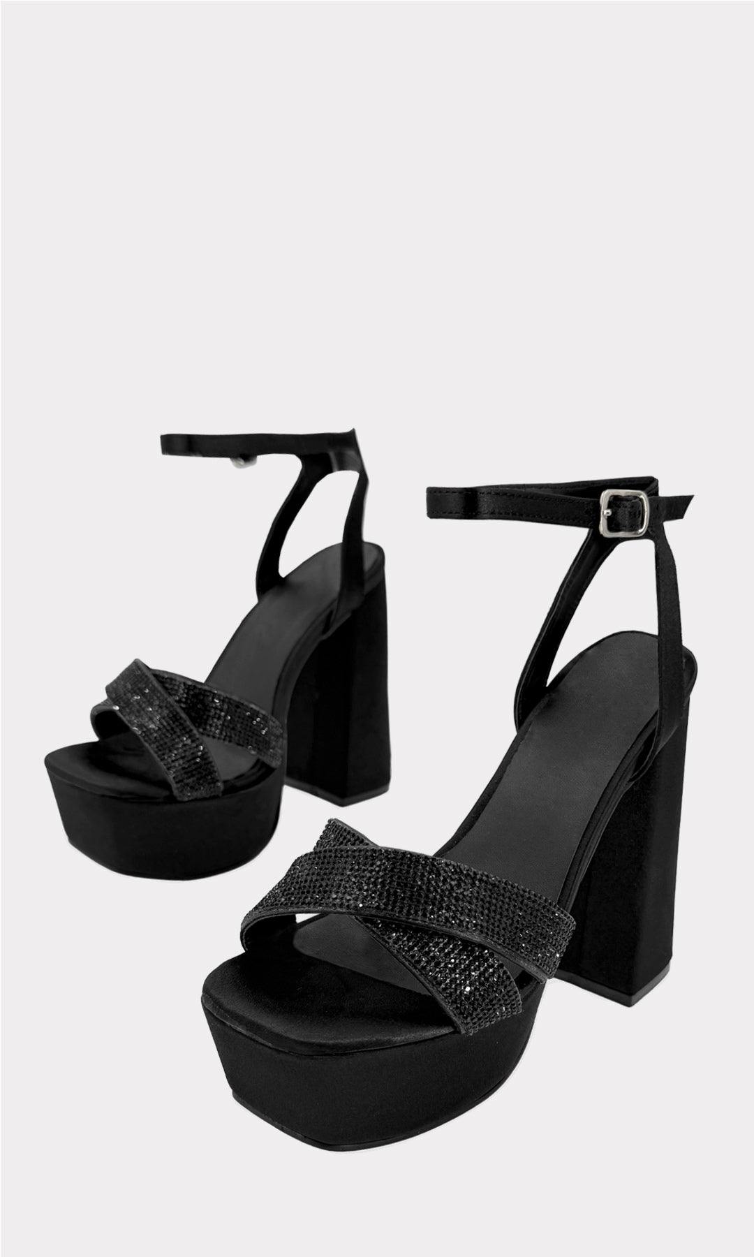 INSTINCT ZAPATILLAS NEGRAS DE PUNTA ABIERTA CON BRILLOS EN STRAPS CRUZADOS ARRIBA DE LOS DEDOS Y HEBILLA CUADRADA EN PULSERA CON TACON DE 13 CM