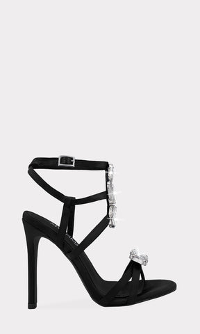 INTENSE TACONES ELEGANTES DE SATIN COLOR NEGRO CON ANKLE STRAP Y DETALLES DE PREDRERIA GRANDE 