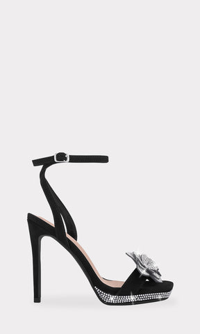 IVETH ZAPATILLAS DESTALONADAS CON HEBILLA PEQUEÑA EN ANKLET STRAP AJUSTABLE DE PUNTA CUADRADA Y DETALLE DE FLORES EN STRAP