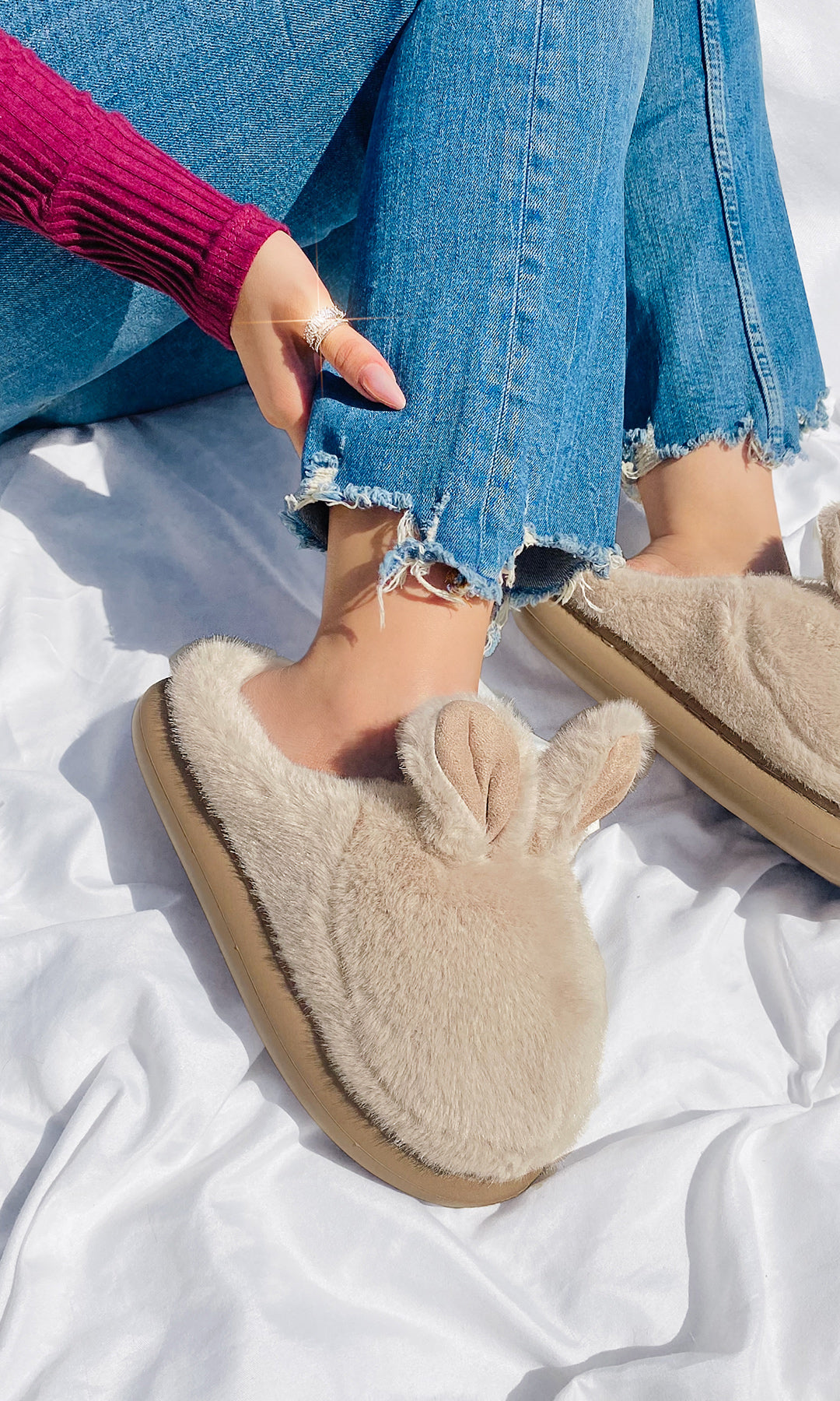 IVY LOOK RELAX PARA USAR EN CASA COMBINANDO PANTUFLAS COLOR NUDE Y PANTALONES DE MEZCLILLA A JUEGO CON BLUSA VINO