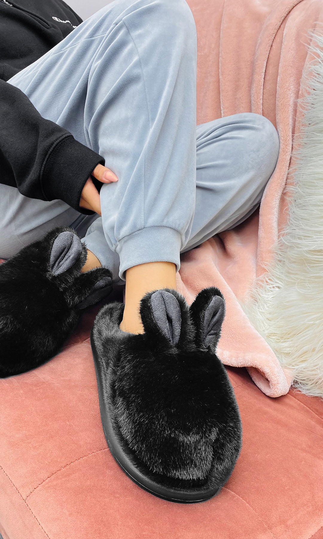 IVY LOOK PARA USAR EN PIJAMADAS CON AMIGAS COMBINANDO PANTUFLAS NEGRAS EN FORMA DE CONEJO Y PANTALONES CON SUDADERA