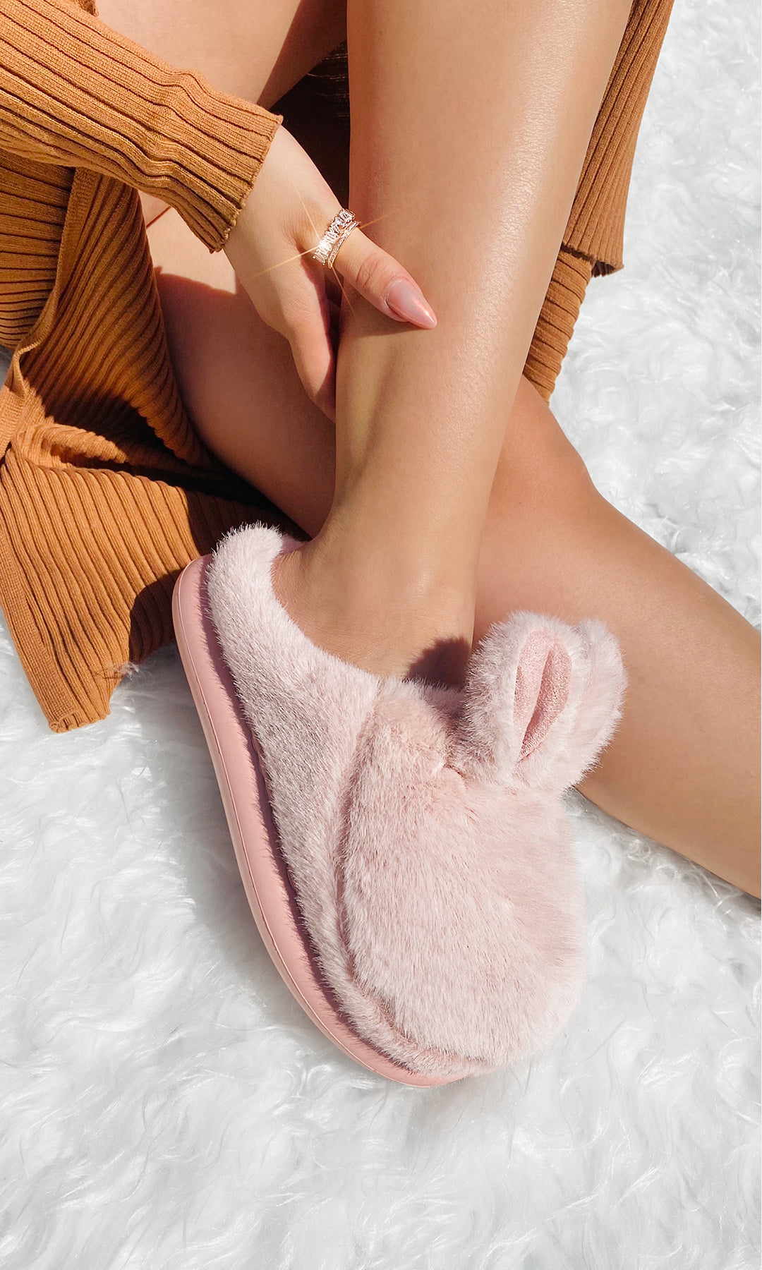 IVY MODELO USA SANDALIAS ROSAS DE PELUCHE CON VESTIDO CAMEL DE MANGA LARGA PARA ESTAR RELAJADA EN CASA Y VERSE FASHION