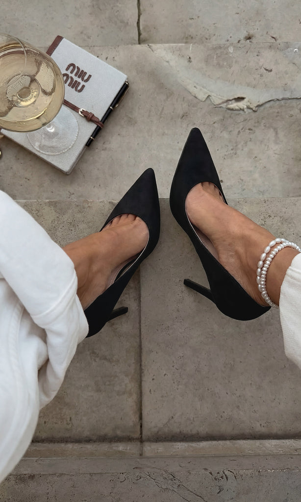 JACKIE LOOK SEMI FORMAL CHIC COMBINANDO STILETTOS NEGROS CON ANKLES DE PERLAS Y PANTALON BLANCO PARA LUCIR EN TENDENCIA