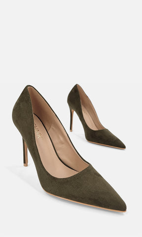 JACKIE PUMPS COLOR VERDE OLIVO PARA MUJER CON TACON ALTO DE AGUJA 10.5 CM Y TERMINACION PUNTIAGUDA CONFECCIONADAS EN GAMUZA CON TALON CUBIERTO 