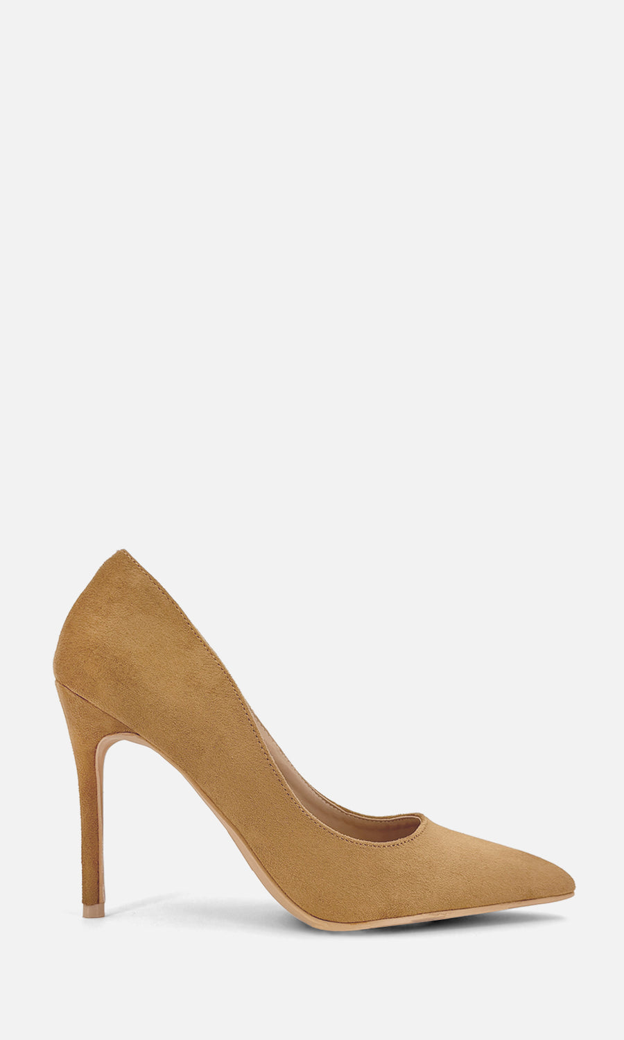 JACKIE MODELO POSA SENTADA CRUZADA DE PIERNAS ZAPATILLAS CAMEL CON VESTIDO SUELTO ESTAMPADO DE LEOPARDO CON JOYERIA ELEGANTE