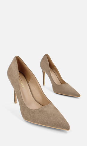 JACKIE ZAPATILLAS COLOR TAUPE CONFECCIONADAS EN GAMUZA CON PUNTA CERRADA POINTY PARA ALARGAR LAS PIERNAS Y TACON ALTO DE AGUJA 10.5 CM PARA MUJER 