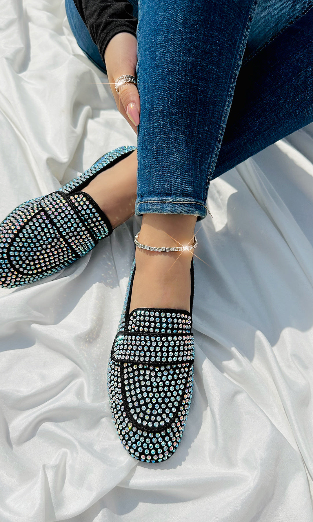 JANE COMO POSAR MOCASINES NEGROS DE BRILLOS MULTI COLOR EN SABANA BLANCA CON PANTALON DE MEZCLILLA PARA FOTOS DE INSTAGRAM