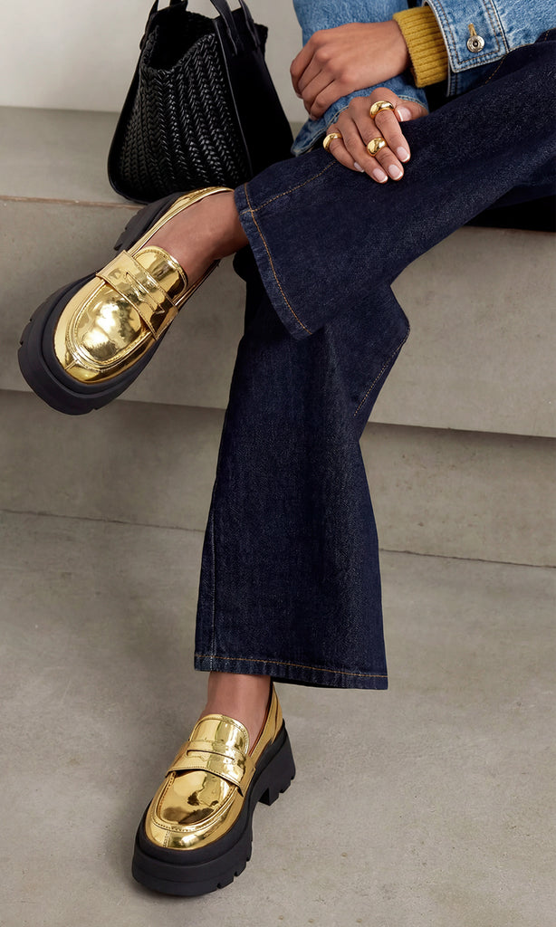 JAZZ CHICA COMBINA MOCASINES DORADOS CON PANTALON AZUL MARINO DE MEZCLILLA Y SUETER COLOR MOSTAZA CON CHAMARRA DENIM PARA LUCIR CHIC