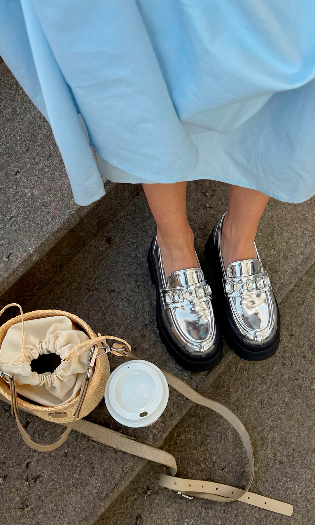 JAZZ CÓMO COMBINAR MOCASINES PLATEADOS DE SUELA TRACK CON VESTIDO AZUL BABY Y BOLSA BUCKET DE RAFIA PARA LUCIR EN TENDENCIA