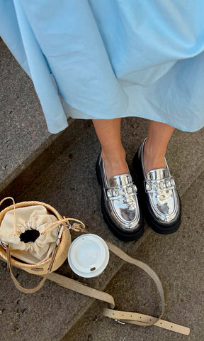 JAZZ CÓMO COMBINAR MOCASINES PLATEADOS DE SUELA TRACK CON VESTIDO AZUL BABY Y BOLSA BUCKET DE RAFIA PARA LUCIR EN TENDENCIA