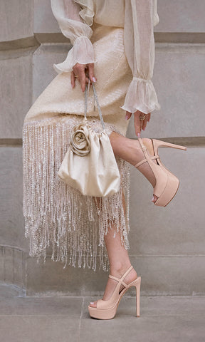 JENNIFER LOOK SOFISTICADO PARA USAR EN BRUNCH CON AMIGAS LUCIENDO TACONES COLOR NUDE CON FALDA LARGA Y BLUSA TRANSPARENTE CON OLANES