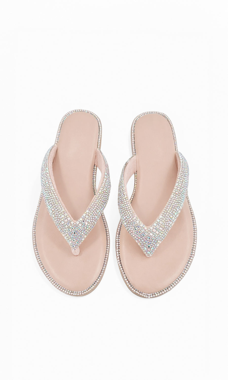 JESSALYN LOOK PARA USAR EN LA PLAYA LUCIENDO SANDALIAS THONG COLOR NUDE CON BRILLOS Y VESTIDO LARGO DE MEZCLILLA CON BOLSO