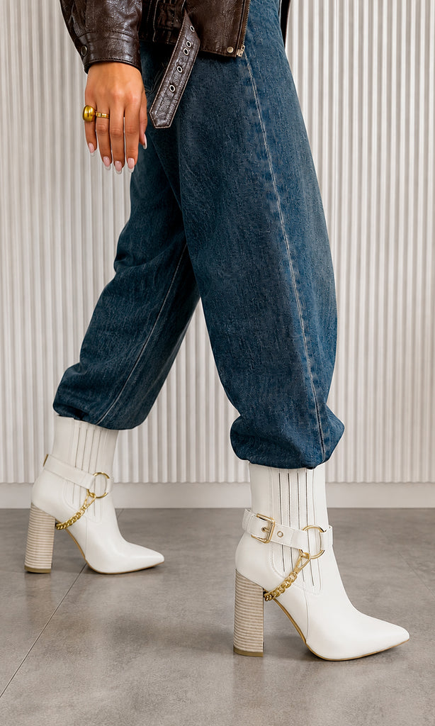 JESSY BOTINES BLANCOS DE TACON CUADRADO PARA USAR CON PANTALON DE MEZCLILLA Y CHAMARRA BIKER DE CUERO CAFE CON JOYERIA DORADA