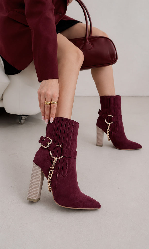 JESSY LOOK MONOCROMATICO COMBINANDO BOTINES COLOR BURGUNDY DE TACON CUADRADO Y BLAZER ENCIMA DE VESTIDO CORTO A JUEGO DE BOLSO