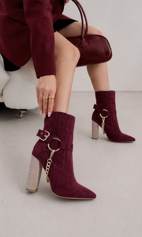 JESSY LOOK MONOCROMATICO COMBINANDO BOTINES COLOR BURGUNDY DE TACON CUADRADO Y BLAZER ENCIMA DE VESTIDO CORTO A JUEGO DE BOLSO