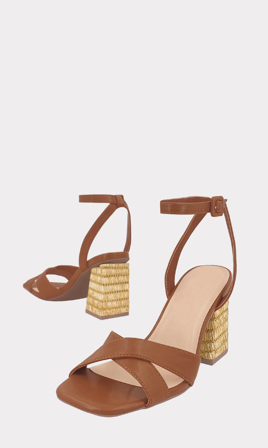 JOANNE LOOK PRIMAVERAL CON ZAPATILLAS DE TACON YUTE Y VESTIDO LARGOS APERTURA EN LA PIERNA CAMEL CON ANILLO DORADO XL EN TENDENCIA