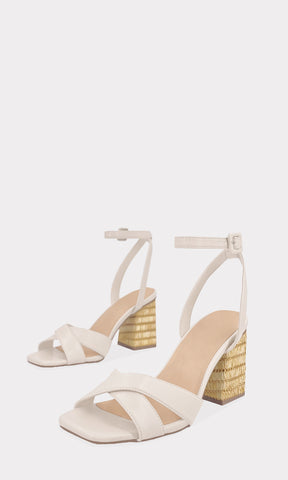 JOANNE ZAPATILLAS BLANCO MARFIL CONFECCIONADA EN VINIPIEL CON TACON CUADRADO HECHO EN YUTE DE TERMINACION CUADRADA Y DOBLE STRAP SOBRE LOS DEDOS 