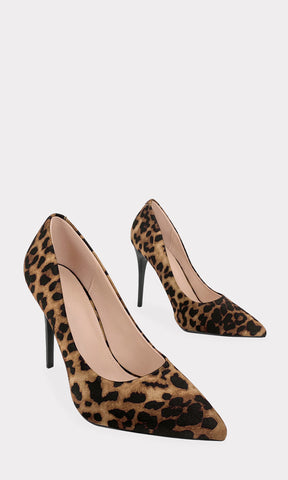 JOCELYN STILETTOS DE LEOPARDO CONFECCIONADOS EN SATIN CON DISEÑO DE METER Y SUELA DELGADA PARA USAR CON VESTIDOS MIDI EN TENDENCIA 