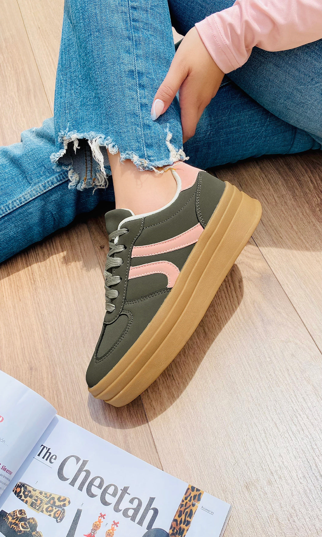 JOLISSE CHICA USA PANTALON DE MEZCLILLA QUE COMBINA CON TENIS VERDE OLIVO Y BLUSA COLOR BLUSH DE MANGA LARGA PARA LUCIR CHIC