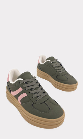 JOLISSE TENIS COLOR VERDE OLIVO CONFECCIONADOS EN NUBOCK CON DETALLES DE LINEAS ROSAS AL COSTADO Y SUELA GRUESA DE GOMA PARA MUJER