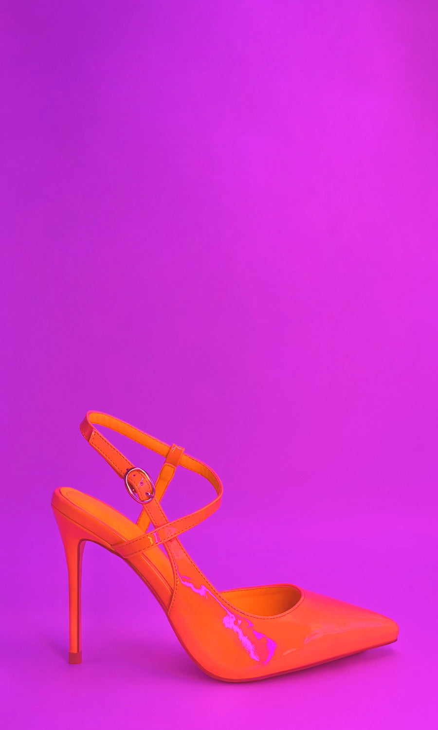 JOY MODELO LUCE ZAPATILLAS SLINGBACK COLOR NARANJA NEON CON VESTIDO NEGRO CONFECCIONADO EN VINIPIEL Y PULSERAS TOBILLERAS DE BRILLOS