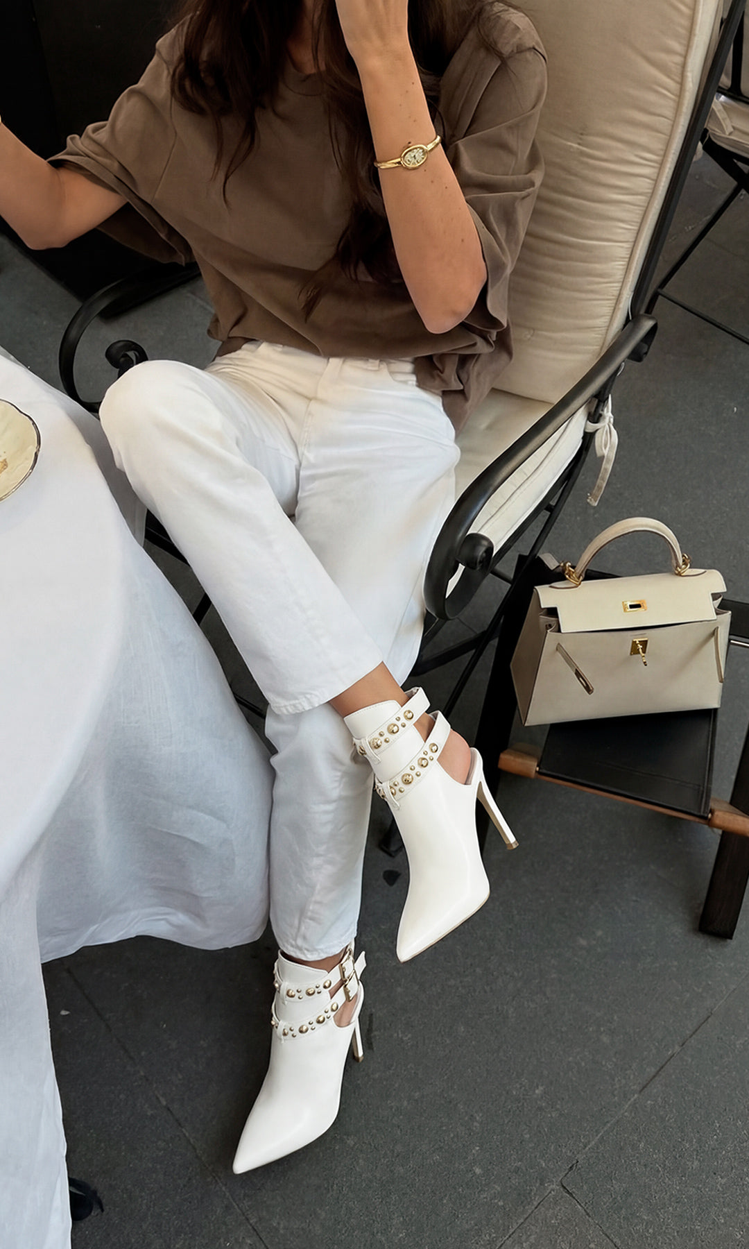 JUDIE LOOK CASUAL-CHIC PARA LLEVAR EN BRUNCH CON AMIGAS COMBINANDO BOTINES BLANCOS DE AGUJA CON PANTALON DEL MISMO TONO Y T-SHIRT CAFE