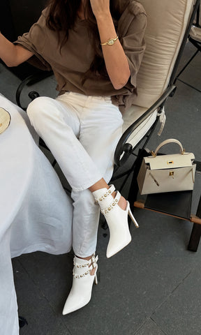 JUDIE LOOK CASUAL-CHIC PARA LLEVAR EN BRUNCH CON AMIGAS COMBINANDO BOTINES BLANCOS DE AGUJA CON PANTALON DEL MISMO TONO Y T-SHIRT CAFE