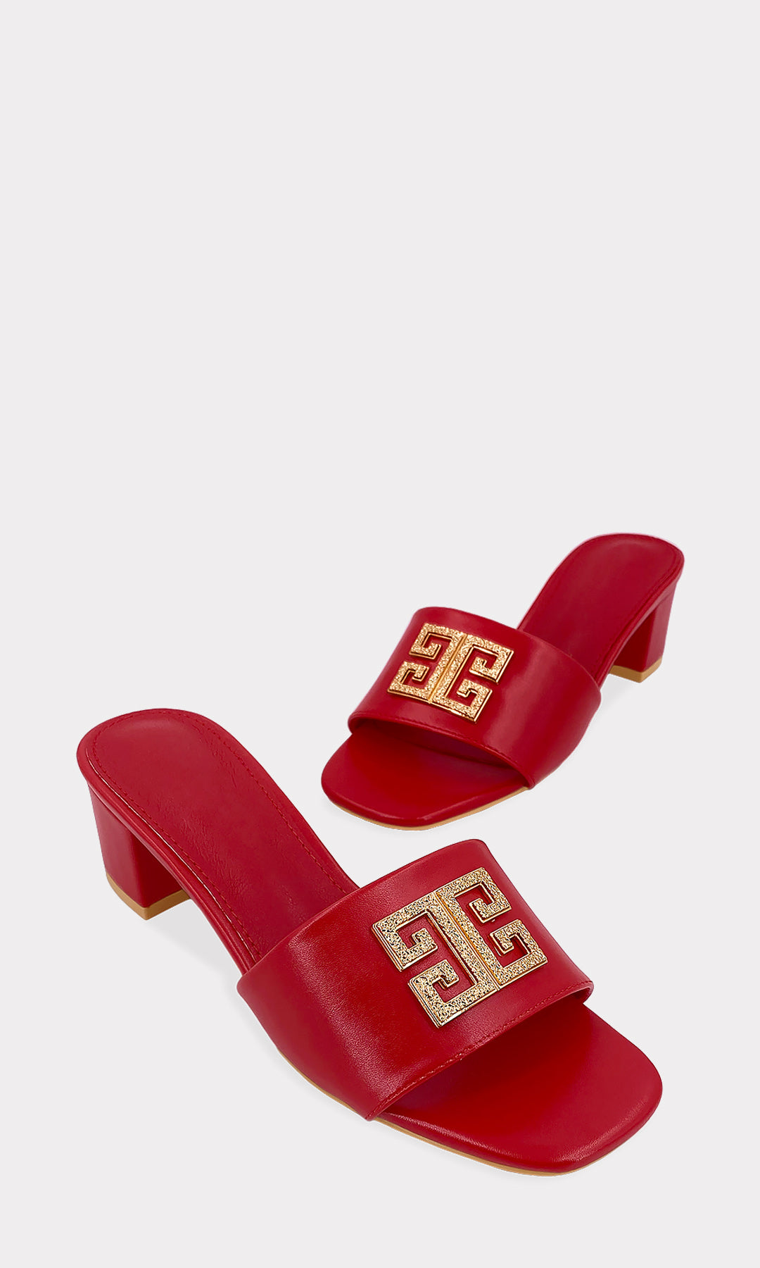 JULS SANDALIAS CONFECCIONADAS EN  VINIPIEL ROJA Y DETALLE CROMADO SOBRE CINTA ANCHA AL FRENTE CON TACON BAJO DE 4.5 CM PARA MUJER FASHION