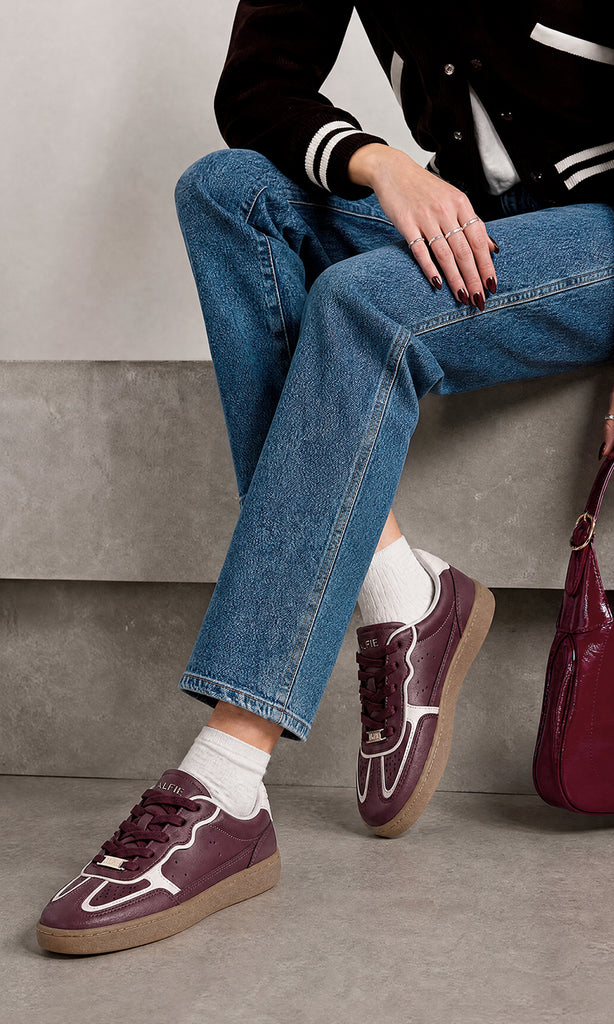KAIA CÓMO COMBINAR SNEAKERS BURGUNDY CON CALCETAS BLANCAS Y PANTALON DE MEZCLILLA MIENTRAS LUCE T-SHIRT BLANCA CON SUETER NEGRO