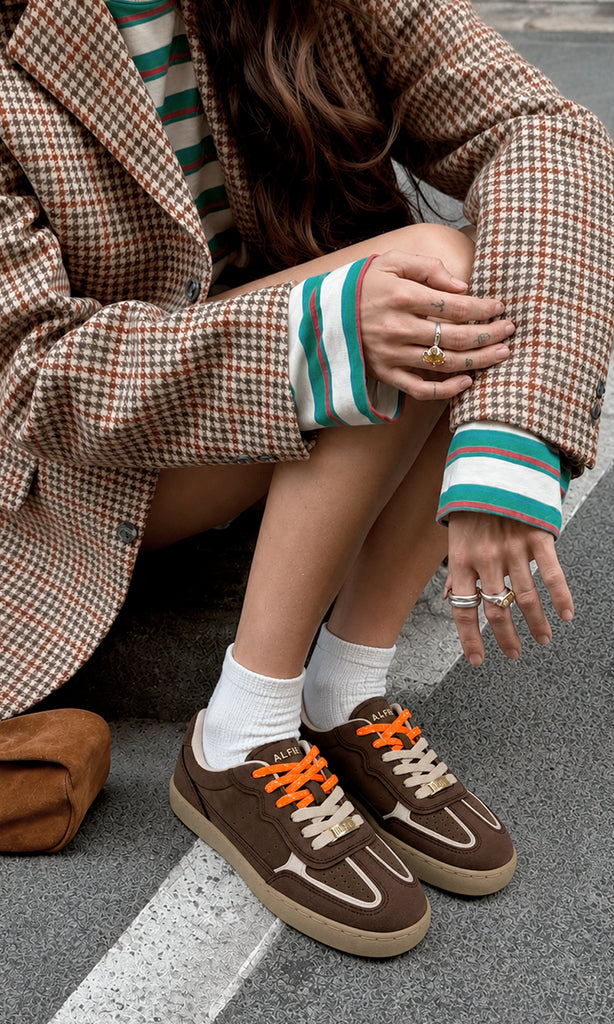 KAIA FASHION OUTFIT PARA USAR EN LA OFICINA LUCIENDO SNEAKERS COLOR CAFE CON AGUJETAS NARANJAS A JUEGO DE FALDA CON BLAZER PRINT PATA DE GALLO