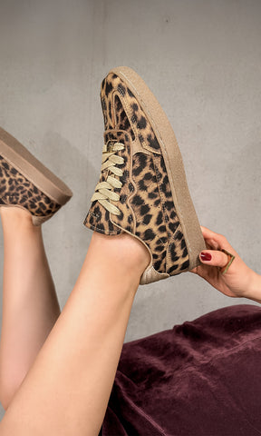 KAIA LOOK USANDO SNEAKERS DE LEOPARDO CON SUELA CAMEL A JUEGO CON VESTIDO DE VELVET PARA LUCIR EN TENDENCIA Y CHIC