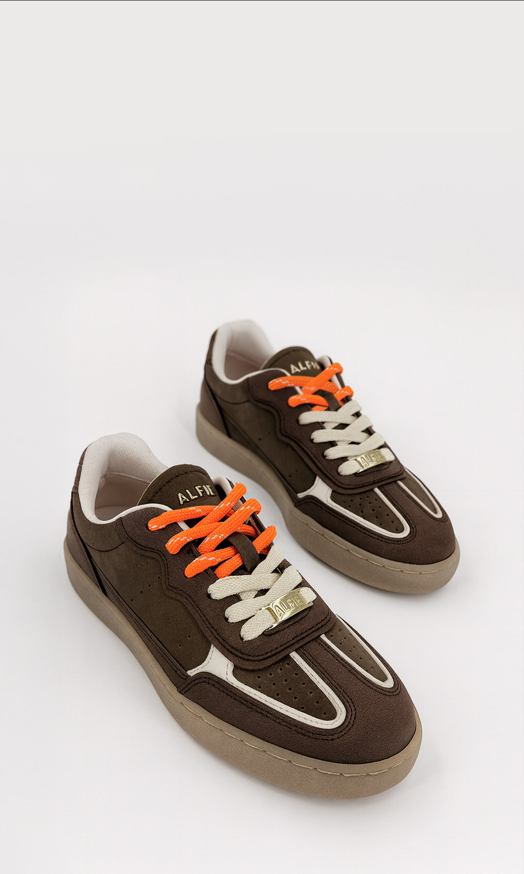 KAIA SNEAKERS CAFES DE CUERO SINTETICO CON AGUJETAS BICOLOR NARANJAS Y NUDE AJUSTABLES CON PLACA DORADA PARA USAR CON JEANS